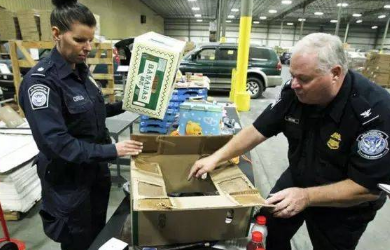 快遞公司能夠幫助海關清關，但是一些比較敏感的貨物快遞公司是不接的