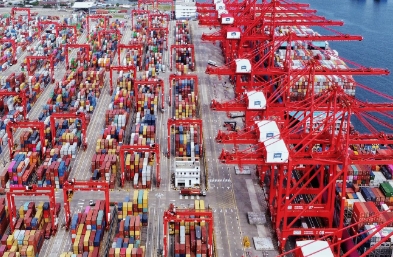 國(guó)際貨運(yùn)出口公司將世界各地的商品連接起來(lái)，促進(jìn)了國(guó)際貿(mào)易發(fā)展